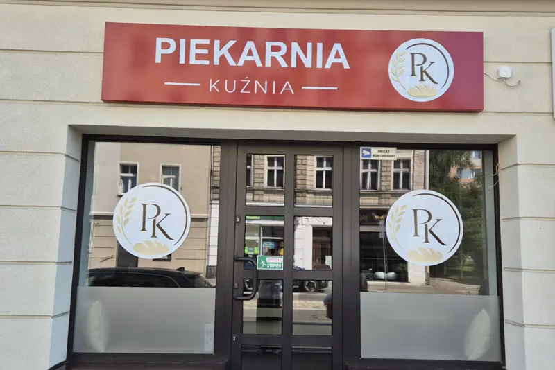 Witryna Piekarni Kuźnia z szyldem
